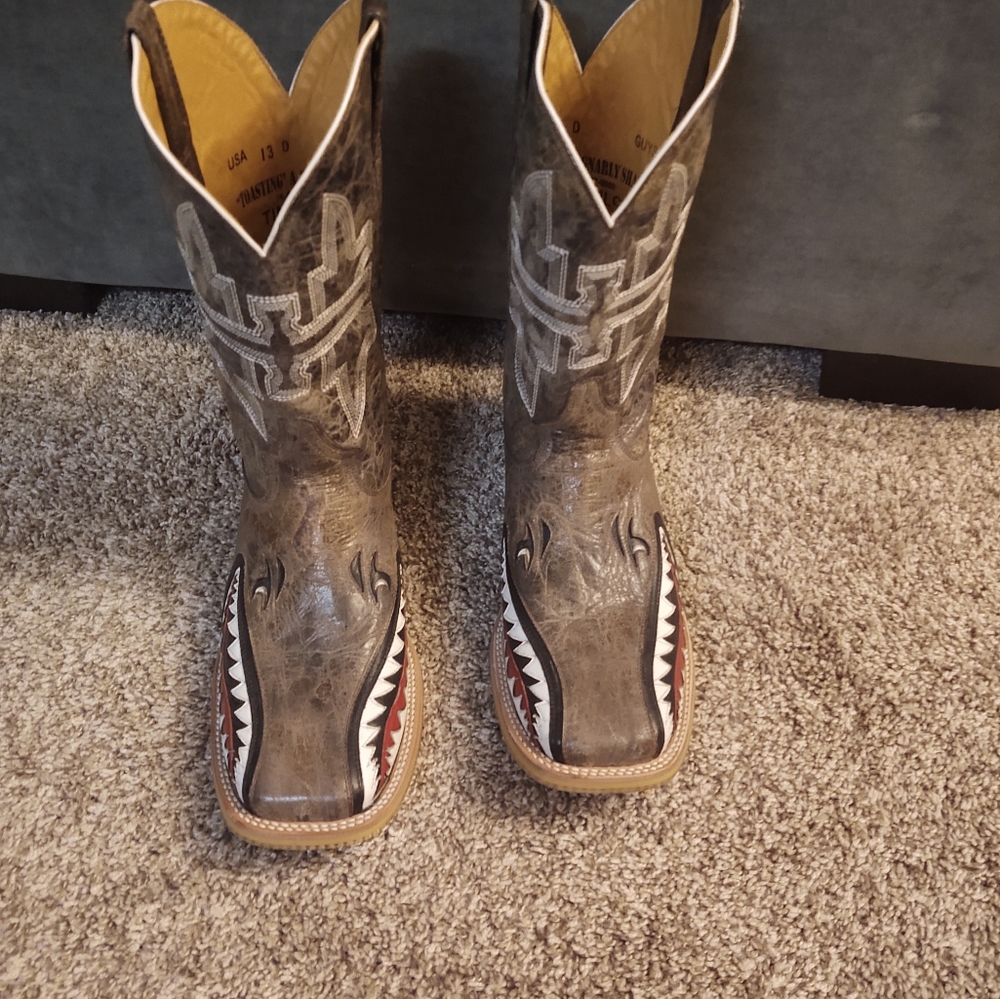 Like new Tin Haul boots